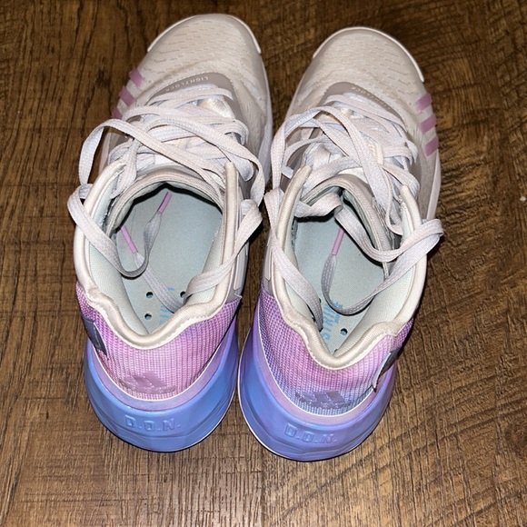 Donovan Mitchell basketball shoes - Picture 3 of 7